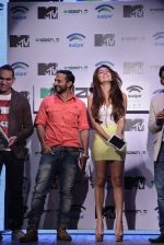 Anusha Dandekar, Nikhil Chinapa at the launch of MTV Slash Fablet by Swipe Telecom in Mumbai on 11th July 2013 (43).JPG